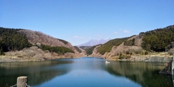 春の寺山ダムを...