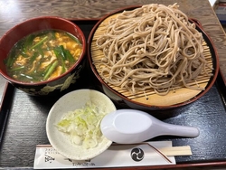 お店の前を通る...