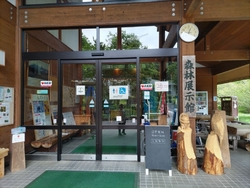 入ると木の香り...