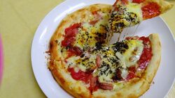 今日はピザを食...