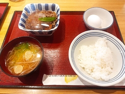 朝ご飯を食べる...