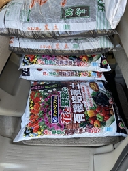 黒土と園芸用の...