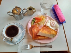 朝食を食べにお...