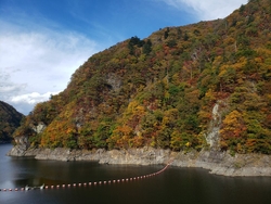 五十里ダムに立...