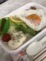 ランチのテイク...
