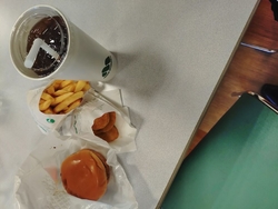 お昼に、モスバ...