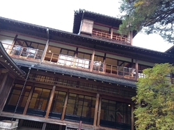 ちょうど昼時だ...