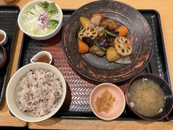 お昼真っ只中だ...