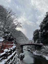 雪が積もって風...
