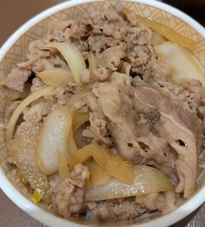 家族で夕食に食...