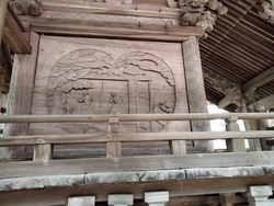 神社に車が何台...