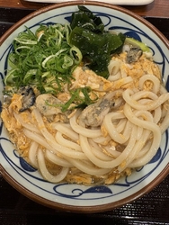 夕食に家族で食...