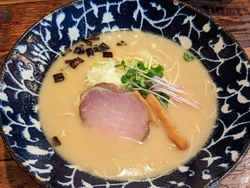 来店するとお水...