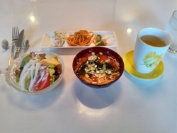 お昼を食べに行...