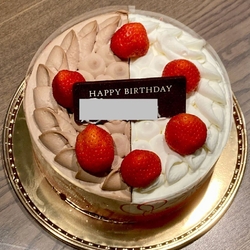 誕生日ケーキに...