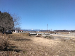 小倉堰越しに見...