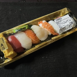 平日の夕方、食...