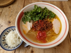 お店の前を通る...