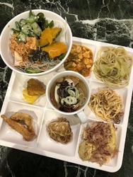 只今、中華フェ...