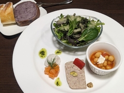 お肉のランチを...