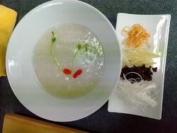 中華粥をいただ...