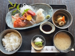 お刺身定食と味...