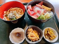 海鮮丼（味噌汁...