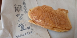 お店の前を通る...