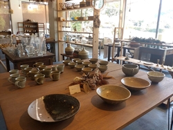 店内、お隣りの...