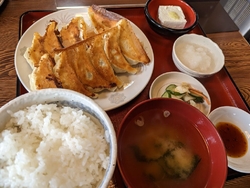 お昼に餃子定食...
