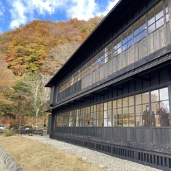 趣のある建物と...