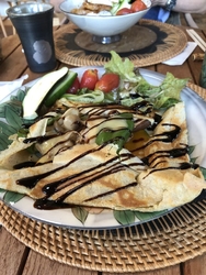 お店の外観はウ...