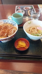 平日、病院の前...