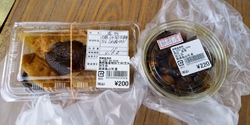 お店の壁に興野...