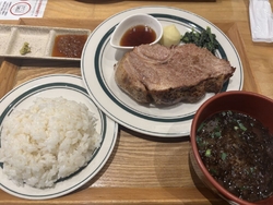 駅でご飯迷って...