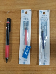 子どもが使う赤...