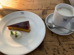 平日の午後に車...