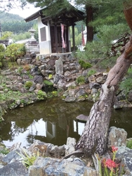 池周辺に配され...