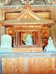 薬師堂境内に石...