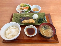 お店の前を通る...