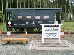 駅の構内は32...