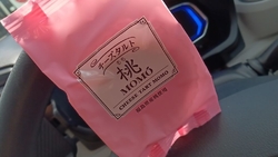新商品の桃のチ...