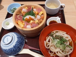 海鮮丼にうどん...