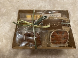 贈り物で焼菓子...