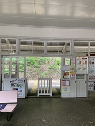 駅舎の外観に加...
