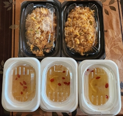 昼食を近くで食...