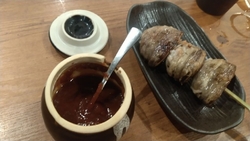駅前にある串焼...