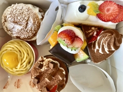 父がケーキをテ...