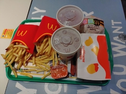 夕食にマクドナ...