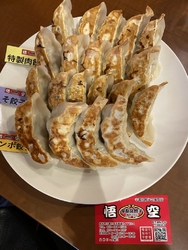 家族で餃子の食...